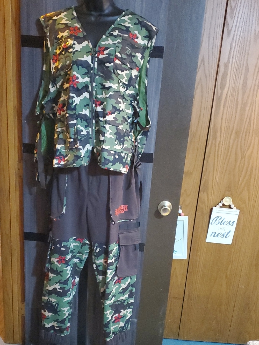 Men's Camouflage Utility Vest & Cargo Pants Set - Green Camo pocket On Back